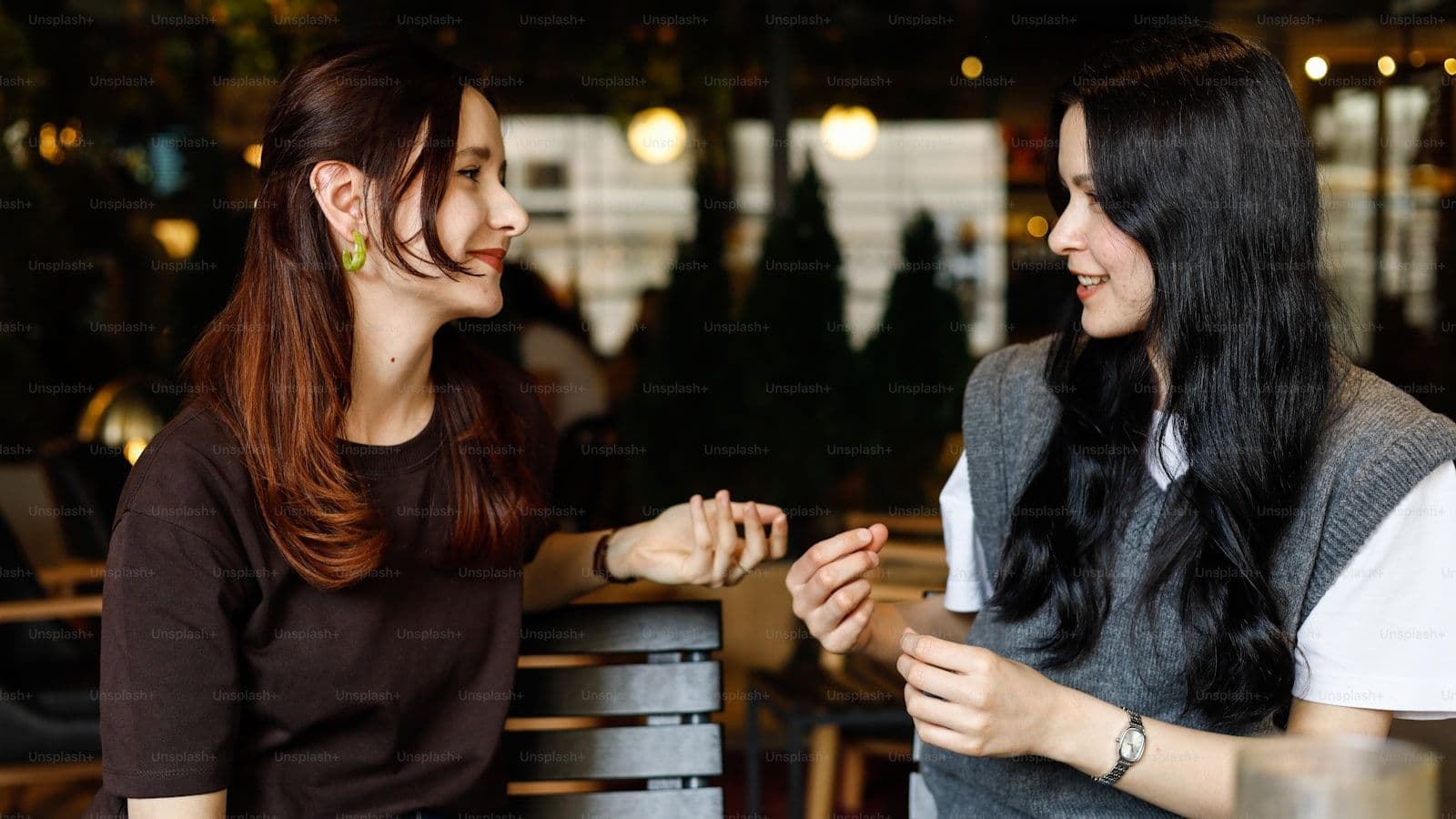 שני חברים מחייכים ומשוחחים — ידידות אפלטונית